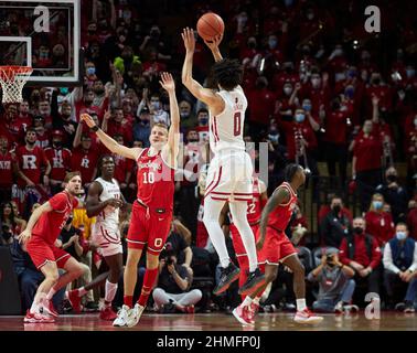 Piscataway, New Jersey, États-Unis. 9th févr. 2022. Rutgers Scarlet Knights Guard Geo Baker (0) tire un trois pointeur sur l'Ohio State Buckees Forward Justin Ahrens (10) dans la première moitié pendant l'action Big Ten basket-ball entre les Buckees de l'Ohio State et les Rutgers Scarlet Knights à la stade de Jersey Mikes à Piscataway, New Jersey le mercredi 9 2022 février. Rutgers défaites #16 Ohio State 66-64. Duncan Williams/CSM/Alamy Live News Banque D'Images