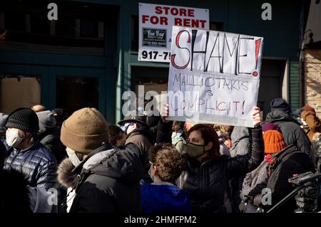 BROOKLYN, New York – le 9 janvier 2021 : des manifestants anti-Trump sont vus devant le bureau de la Représentante Nicole Malliotakis (R-NY) à Bay Ridge. Banque D'Images