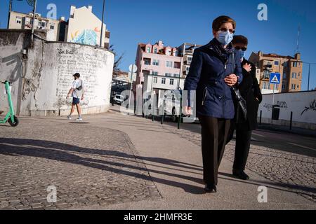 Lisbonne, Portugal. 07th févr. 2022. Deux femmes portant des masques de visage comme mesure préventive contre la propagation du coronavirus marche le long de la rue dans le quartier historique de Graça, Lisbonne. Les dossiers officiels du Portugal comprennent un total de 2 915 971 cas confirmés de COVID-19 et 20 222 décès depuis le début de la pandémie. (Photo de Jorge Castellanos/SOPA Images/Sipa USA) crédit: SIPA USA/Alay Live News Banque D'Images