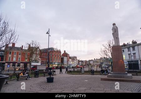 Boston, Royaume-Uni. 07th févr. 2022. Marché du bastion conservateur Boston en Angleterre. Boris Johnson ne peut pas se débarrasser de l'affaire « Partygate » - du moins à Londres, où il a toujours les médias et le Parlement dans un déracinement. Mais comment les choses se passent-elles là, où les conservateurs n'ont rien à craindre? Une visite des anciennes et nouvelles places fortes. (À dpa: Menteur ou «brillant pour le pays»? - Johnson et une nation divisée) Credit: Larissa Schwedes/dpa/Alay Live News Banque D'Images
