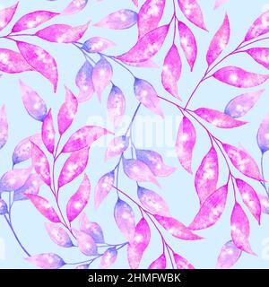 Motif aquarelle dessiné à la main sans couture avec branches fleuries scintillantes roses violets et brillantes, feuilles. Décoration de jardin élégante sur fond bleu avec des cristaux texture mystique concept magique Banque D'Images