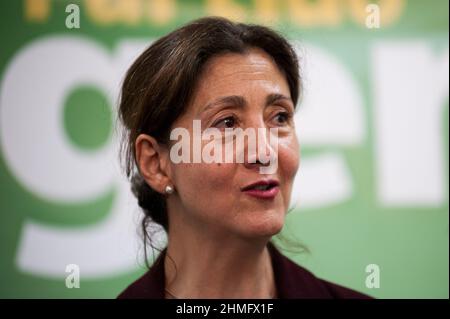 Le politicien franco-colombien, Ingrid Betancourt du parti politique 'Partido Verde Oxigeno', parle lors d'une conférence de presse de sa candidature à la présidence au siège du parti politique à Bogota, Colombie, le 9 février 2022. Les élections présidentielles en Colombie sont prévues le 29 mai. Banque D'Images