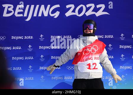 Zhangjiakou, province chinoise du Hebei. 10th févr. 2022. Berenice Wicki, de Suisse, réagit lors de la finale féminine de demi-pipe de snowboard au Genting Snow Park à Zhangjiakou, dans la province de Hebei, dans le nord de la Chine, le 10 février 2022. Credit: Xu Chang/Xinhua/Alay Live News Banque D'Images