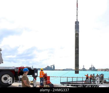 POLARIS POINT, Guam (fév 1, 2022) les marins affectés à l'appel d'offres sous-marin USS Emory S. Land (AS 39) effectuent un déchargement d'un missile Tomahawk du sous-marin d'attaque rapide USS Asheville (SSN 758) de la classe Los Angeles, février 1. Land est l'un des deux appels d'offres sous-marins de la marine américaine qui fournissent l'entretien, les services hôteliers et le soutien logistique aux sous-marins et aux navires de surface dans les zones d'exploitation de la flotte américaine 5th et 7th. (É.-U. Photo marine par Spécialiste communication de masse 2nd classe Zachary Grooman) Banque D'Images