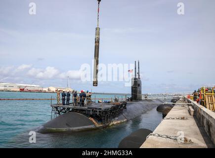 POLARIS POINT, Guam (fév 1, 2022) les marins affectés à l'appel d'offres sous-marin USS Emory S. Land (AS 39) effectuent un déchargement d'un missile Tomahawk du sous-marin d'attaque rapide USS Asheville (SSN 758) de la classe Los Angeles, février 1. Land est l'un des deux appels d'offres sous-marins de la marine américaine qui fournissent l'entretien, les services hôteliers et le soutien logistique aux sous-marins et aux navires de surface dans les zones d'exploitation de la flotte américaine 5th et 7th. (É.-U. Photo de la marine par le spécialiste des communications de masse 1st classe Victoria Kinney) Banque D'Images