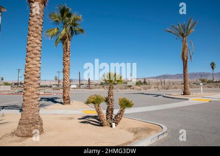 La mer de Salton est le plus grand lac de Californie, mais cette caractéristique du comté de Riverside a un paysage sombre. Banque D'Images