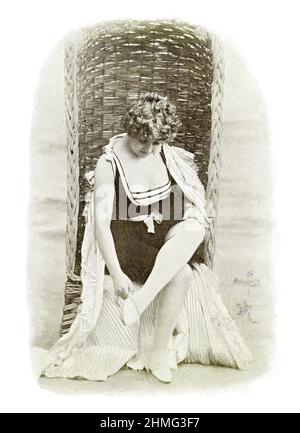 Portrait dans un maillot de bain de Mademoiselle de Rycke. Image du magazine de théâtre franco-allemand illustré « Das Album », 1898. Banque D'Images