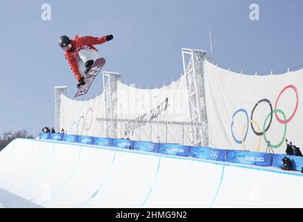 Zhangjiakou, province chinoise du Hebei. 10th févr. 2022. Tomita Sena, du Japon, est en compétition lors de la finale de demi-pipe de snowboard pour femmes au Genting Snow Park à Zhangjiakou, dans la province de Hebei, dans le nord de la Chine, le 10 février 2022. Credit: Wu Zhuang/Xinhua/Alamy Live News Banque D'Images