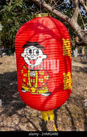 Petit garçon drôle sur une lanterne en papier rouge. Hangzhou, Chine Banque D'Images