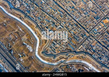 Pingyao, province chinoise du Shanxi. 8th févr. 2022. La photo aérienne montre une vue sur la ville ancienne de Pingyao, dans la ville de Jinzhong, dans la province du Shanxi, au nord de la Chine, le 8 février 2022. Fort d'une histoire de plus de 2 800 ans, Pingyao a été nommé site du patrimoine mondial par l'UNESCO en 1997. Il est surtout connu pour ses murs de ville presque intacts de la dynastie Ming (1368-1644) et ses architectures bien conservées, et est une destination populaire pour les touristes chinois et étrangers. Credit: CAO Yang/Xinhua/Alay Live News Banque D'Images