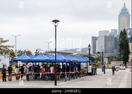 Hong Kong, Chine. 09th févr. 2022. Les résidents sont en file d'attente pour recevoir des tests PCR pour le coronavirus (Covid-19) au centre de test du district financier central de Hong Kong. Le gouvernement de Hong Kong a confirmé un record quotidien de 1 161 cas, la première fois que le nombre de cas quotidiens a dépassé 1 000 depuis le début de la pandémie, et les premiers décès en environ six mois. Crédit : SOPA Images Limited/Alamy Live News Banque D'Images