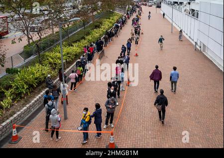 Hong Kong, Chine. 09th févr. 2022. Les résidents sont en file d'attente pour recevoir des tests PCR pour le coronavirus (Covid-19) au centre de test du district financier central de Hong Kong. Le gouvernement de Hong Kong a confirmé un record quotidien de 1 161 cas, la première fois que le nombre de cas quotidiens a dépassé 1 000 depuis le début de la pandémie, et les premiers décès en environ six mois. Crédit : SOPA Images Limited/Alamy Live News Banque D'Images