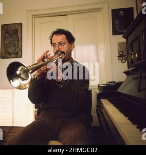 Ian Carr trompettiste de jazz chez lui à Londres 1985 Banque D'Images