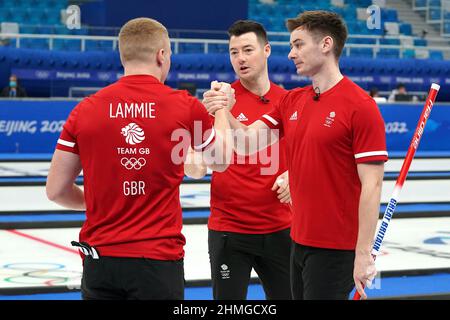 Grant Hardie (à droite), en Grande-Bretagne, célèbre avec ses coéquipiers Bobby Lammie (à gauche) et Hammy McMillian après avoir remporté la session ronde des hommes 2 contre l'Italie lors du sixième jour des Jeux Olympiques d'hiver de 2022 à Beijing au Centre aquatique national en Chine. Date de la photo : jeudi 10 février 2022. Banque D'Images