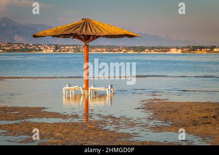 La plage de la Reine avec de la boue péloïde médicinale dans la ville de Nin, le comté de Zadar en Croatie, en Europe. Banque D'Images