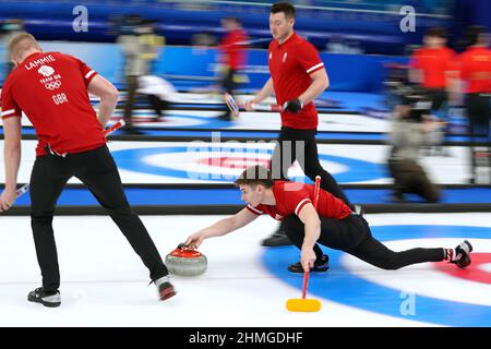 Grant Hardie (à droite), en Grande-Bretagne, joue un tir avec les coéquipiers Bobby Lammie (à gauche) et Hammy McMillian lors de la session ronde des hommes 2 contre l'Italie au cours de la sixième journée des Jeux Olympiques d'hiver de 2022 à Beijing au Centre aquatique national en Chine. Date de la photo : jeudi 10 février 2022. Banque D'Images