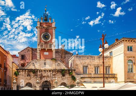 Tour de l'horloge sur la place du peuple dans le centre historique de la ville de Zadar à la mer Méditerranée, Croatie, Europe. Banque D'Images