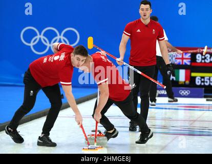 Hammy McMillan de Great Britian (à droite) joue un tir avec Grant Hardie (à gauche) et Bobby Lammie en action pendant la session ronde des hommes 2 pendant le sixième jour des Jeux Olympiques d'hiver de Beijing 2022 au Centre National de la natation en Chine. Date de la photo : jeudi 10 février 2022. Banque D'Images