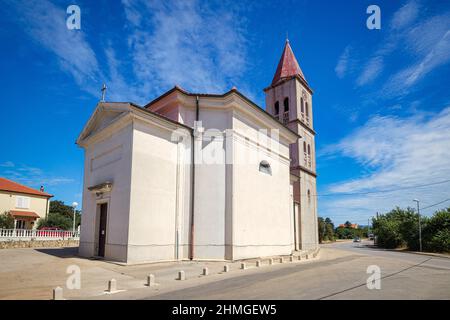 Église dans le village de Privlaka dans le comté de Zadar en Croatie, en Europe. Banque D'Images