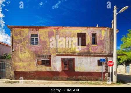 Ancienne maison en pierre dans le village de Privlaka dans le comté de Zadar en Croatie, en Europe. Banque D'Images