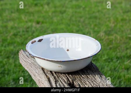 Un lavabo blanc antique émaillé Banque D'Images