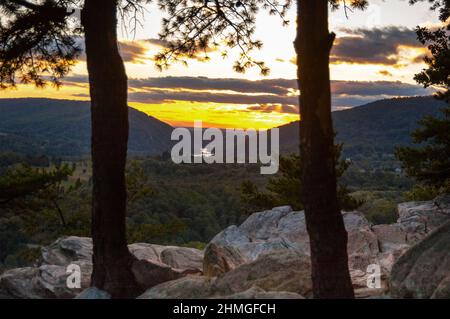 Appalachian Trail Weaverton Cliff dans le Maryland surplombant le fleuve Potomac et Harpers Ferry. Banque D'Images