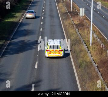 Vue oblique de l'arrière de la voiture de police sur la route A12, Martlesham, Suffolk, Angleterre, Royaume-Uni Banque D'Images