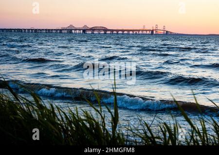 Rivage oriental de la baie de Chesapeake au parc naturel de Terrapin et coucher de soleil sur les ponts parallèles de la baie dans le Maryland. Banque D'Images