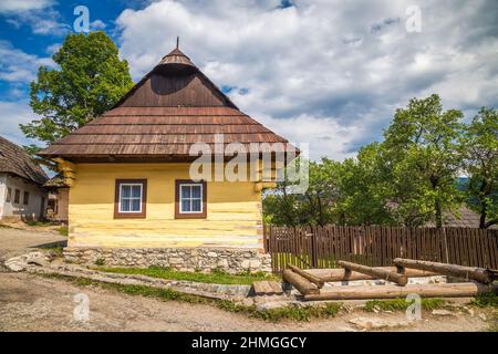 Une ancienne maison colorée dans le village de Vlkolinec, Slovaquie, Europe. Banque D'Images