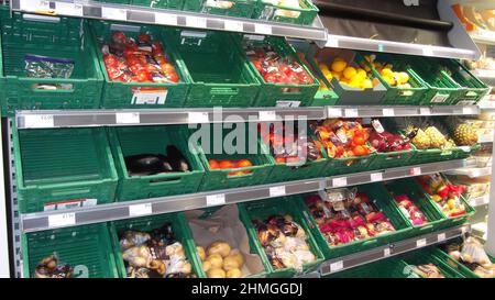 Fruits et légumes sur les étagères du supermarché. Lancashire, Royaume-Uni, 10-02-2022 Banque D'Images