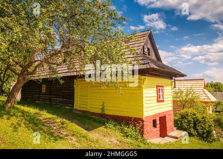 Une ancienne maison colorée dans le village de Vlkolinec, Slovaquie, Europe. Banque D'Images