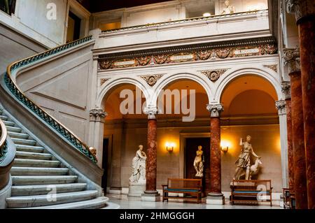 Le Maryland Institute of Art ou mica à Baltimore possède un hall de style Renaissance italienne avec un couloir voûté et des répliques de statues. Banque D'Images