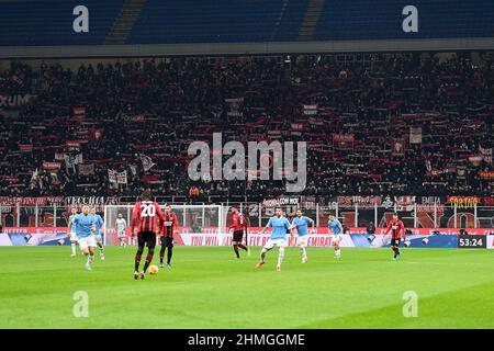 Milan, Italie. 09 février 2022. Les fans de l'AC Milan montrent leur soutien lors du match de football de Coppa Italia entre l'AC Milan et la SS Lazio. Credit: Nicolò Campo/Alay Live News Banque D'Images