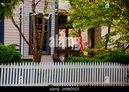 Clôtures de piquetage blanches et mouillées dans les porches à Waterman's Oxford, Maryland. Banque D'Images