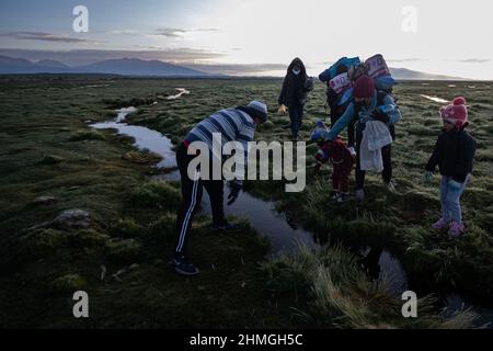 Colchane, Chili. 07th févr. 2022. Les migrants quotidiens ont vu marcher sur des routes défavorables pour atteindre le Chili, entre la frontière bolivienne, à Colchane.les migrants vénézuéliens arrivent au Chili à la recherche d'emplois en raison de la crise économique au Venezuela. À leur arrivée au Chili, la plupart cherchent à se rendre à Santiago, la capitale chilienne, et là ils travaillent dans tout ce qu'il faut pour envoyer de l'argent à leurs familles au Venezuela. La population des Vénézuéliens au Chili atteint 500 000 000 personnes. (Photo de Lucas Aguayo/SOPA Images/Sipa USA) crédit: SIPA USA/Alay Live News Banque D'Images