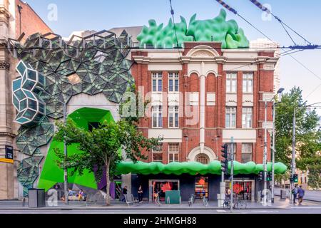Melbourne, Victoria / Australie - RMIT Story Hall rénovation avec toit vert et verrière par ARM Architecture Banque D'Images