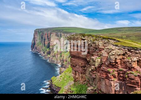 Falaises de grès rouge sur la côte nord-ouest de Hoy, île de Hoy, Orkney, Écosse, Royaume-Uni Banque D'Images