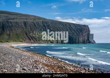 Vue vers le sud sur Rackwick Beach jusqu'aux falaises imposantes de Rackwick Bay, Isle of Hoy, Orkney, Écosse, Royaume-Uni Banque D'Images
