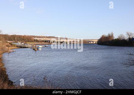 Newcastle UK: 31st Jan 2022: Newburn Riverside à la rivière Tyne, vagues sur une journée venteuse avec le pont d'autoroute A1 et BandQ en arrière-plan Banque D'Images