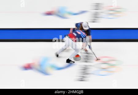 Pékin, Chine. 10th févr. 2022. Jeux olympiques, curling, hommes, ronde préliminaire, rencontre de 2nd, Etats-Unis - Suède, Etats-Unis joueurs en action. Credit: Peter Kneffel/dpa/Alay Live News Banque D'Images