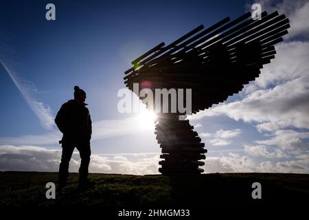 Burnley, Lancashire, Royaume-Uni, le mercredi 09 février 2022. Les marcheurs prennent une randonnée le long de la panpoticon de chant de l'arbre en regardant la ville de Burnle Banque D'Images