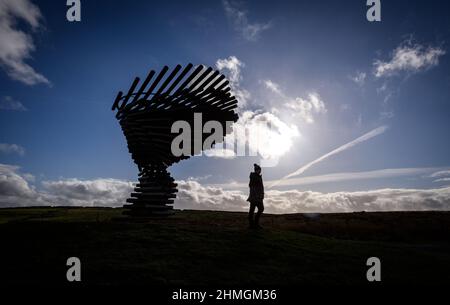 Burnley, Lancashire, Royaume-Uni, le mercredi 09 février 2022. Les marcheurs prennent une randonnée le long de la panpoticon de chant de l'arbre en regardant la ville de Burnle Banque D'Images