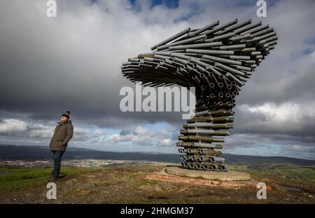 Burnley, Lancashire, Royaume-Uni, le mercredi 09 février 2022. Les marcheurs prennent une randonnée le long de la panpoticon de chant de l'arbre en regardant la ville de Burnle Banque D'Images