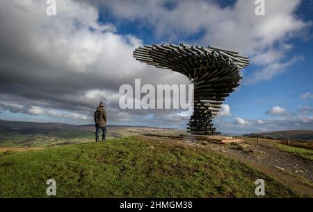 Burnley, Lancashire, Royaume-Uni, le mercredi 09 février 2022. Les marcheurs prennent une randonnée le long de la panpoticon de chant de l'arbre en regardant la ville de Burnle Banque D'Images