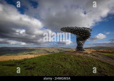 Burnley, Lancashire, Royaume-Uni, le mercredi 09 février 2022. Les marcheurs prennent une randonnée le long de la panpoticon de chant de l'arbre en regardant la ville de Burnle Banque D'Images