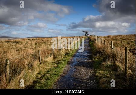 Burnley, Lancashire, Royaume-Uni, le mercredi 09 février 2022. Les marcheurs prennent une randonnée le long de la panpoticon de chant de l'arbre en regardant la ville de Burnle Banque D'Images