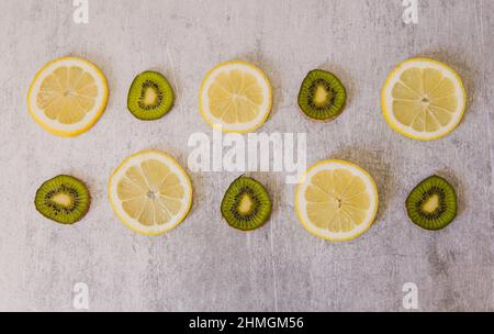 Citrons et kiwis . Motif de citrons sans couture sur un fond industriel. Banque D'Images