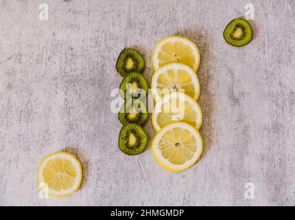 Citrons et kiwis . Motif de citrons sans couture sur un fond industriel. Banque D'Images
