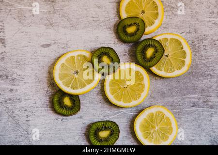 Citrons et kiwis . Motif de citrons sans couture sur un fond industriel. Banque D'Images