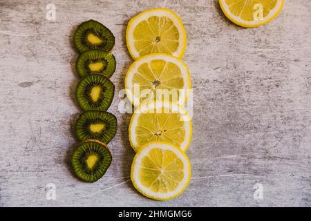 Citrons et kiwis . Motif de citrons sans couture sur un fond industriel. Banque D'Images